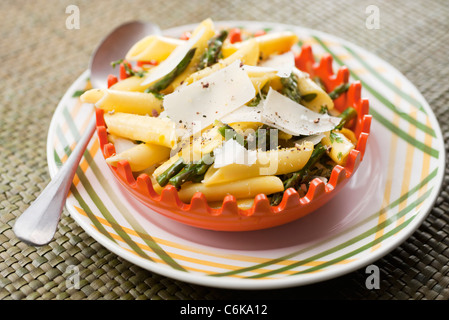 Penne mit Spargel und Safran Stockfoto