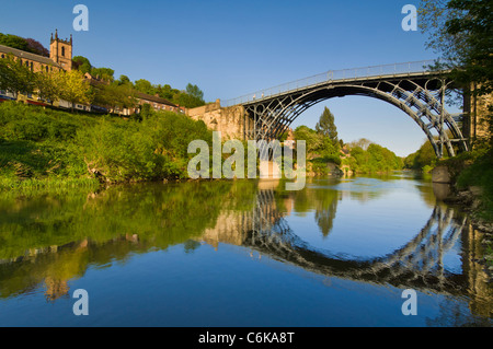 Ironbridge Shropshire die Ironbridge Bridge über den Fluss Severn in der ironbridge Gorge Iron Bridge Shropshire england GB UK europe Stockfoto