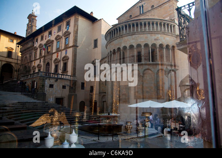 Reflexionen im Glasfenster einen Souvenir-Shop in Piazza Grande oder Piazza Vasari, Hauptplatz in Arezzo, Toskana, Italien Stockfoto