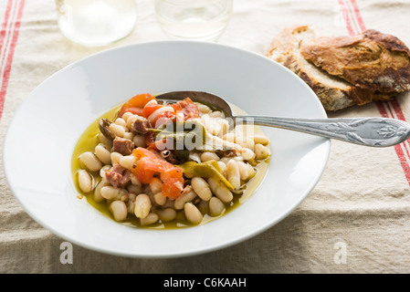 Weiße Bohnen mit Serrano-Schinken Stockfoto