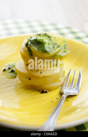 Brunnenkresse Butter auf Kartoffelscheiben Stockfoto