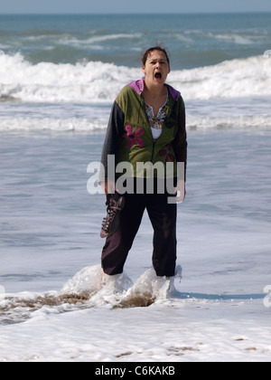 Frau auf der Suche schockiert, nachdem er von einer Welle, Cornwall, UK erwischt Stockfoto