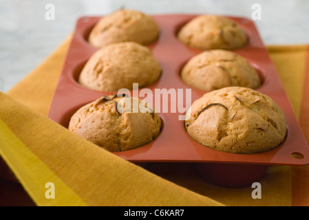 Frisch gebackene Muffins Zitrone in Silizium Muffinblech Stockfoto