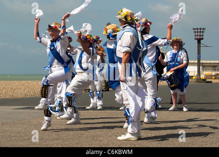 Morris Dancers auf Worthing direkt am Meer in West Sussex. Stockfoto