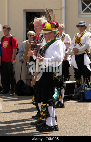 Morris Tänzer Musiker auf Worthing direkt am Meer in West Sussex. Stockfoto