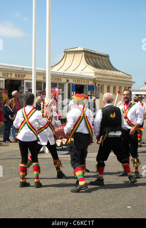 Morris Dancers auf Worthing direkt am Meer in West Sussex. Stockfoto