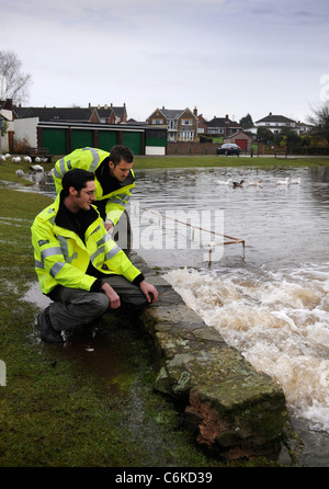 Offiziere von der Umweltagentur Überwachung Flut Ebenen vom Fluss Lyd in Lydney, Gloucestershire UK Stockfoto