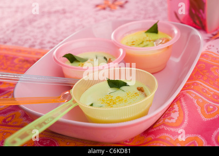 Kokos-Suppe mit Garnelen Stockfoto