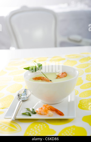 Kokos-Suppe mit Garnelen Stockfoto