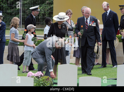 Prinz Charles, Prince Of Wales, Camilla, Herzogin von Cornwall, Michael Bryce und die Duke of Kent (R) legen Blumen an Gräbern Stockfoto