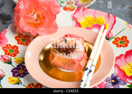 Rose Maki mit Pflaumen-Kompott Stockfoto