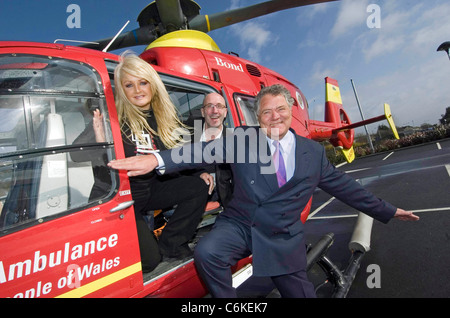 Walisischen Berühmtheiten, Bonnie Tyler, Mal Papst und Max Boyce mit Wales Air Ambulance. Stockfoto