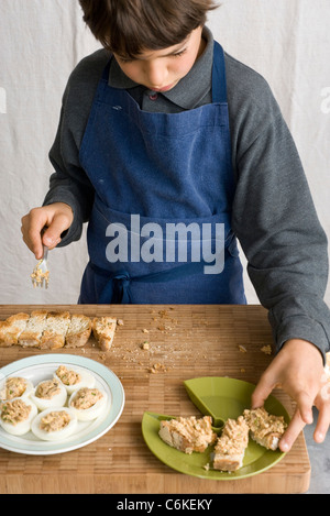 Elie Ei und Sardine öffnen konfrontiert sandwiches Stockfoto