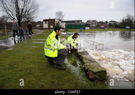 Offiziere von der Umweltagentur Überwachung Flut Ebenen vom Fluss Lyd in Lydney, Gloucestershire UK Stockfoto