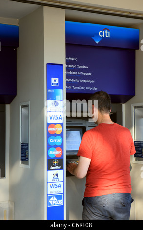Mann bei Citi Bank ATM Maschine in Athen Griechenland Stockfoto