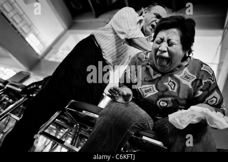 Pfarrer Hugo Alvarez führt das Exorzismus-Ritual für einen Gläubigen in der Kirche des göttlichen Erlösers in Mexico City, Mexiko. Stockfoto