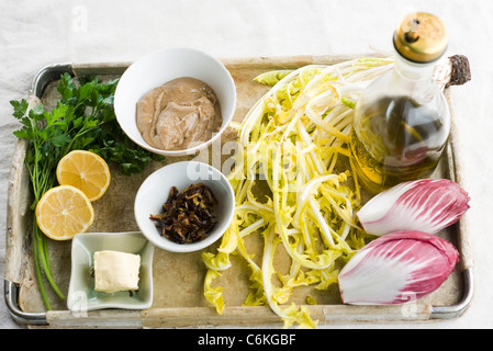 Chicorée mit Tahini-Sauce und knusprigen Zwiebeln Stockfoto