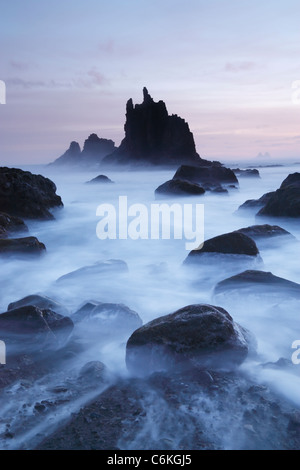 Roques de Anaga bei Sonnenaufgang von Benijo in der Nähe von Taganana im El Parque Rural de Aanga auf Teneriffa auf den Kanarischen Inseln Stockfoto