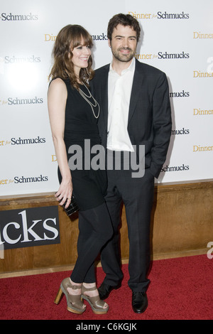 Ron Livingston und Rosemarie Dewitt The NY Film-premiere von "Dinner für Spinner" Ziegfeld Theatre, in an- Stockfoto