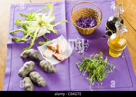 Löwenzahn und violetten Salat Stockfoto