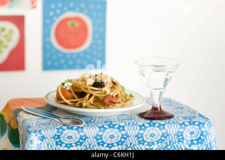 Spaghetti mit Nüssen und Rosinen Stockfoto