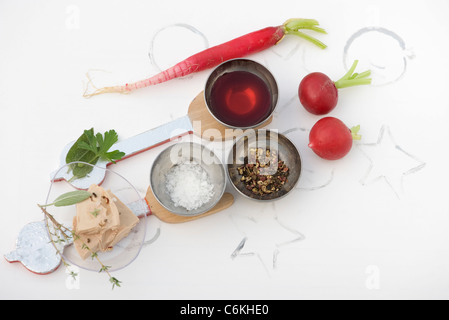 Gänsestopfleber mit Radieschen, Zutaten Stockfoto