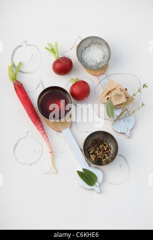 Gänsestopfleber mit Radieschen, Zutaten Stockfoto