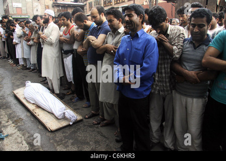 Kaschmirische Muslime beten Beerdigung neben der Leiche von Ghulam Mohammad Badyari, Kashmiri Zivilist während seiner Beerdigung in Stockfoto