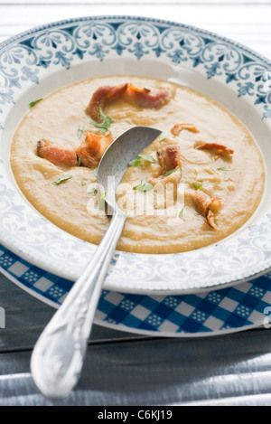 Cremige Kürbis-Speck-Suppe Stockfoto