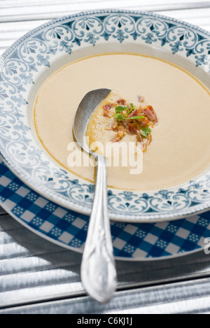 Cremige Kürbis-Speck-Suppe Stockfoto