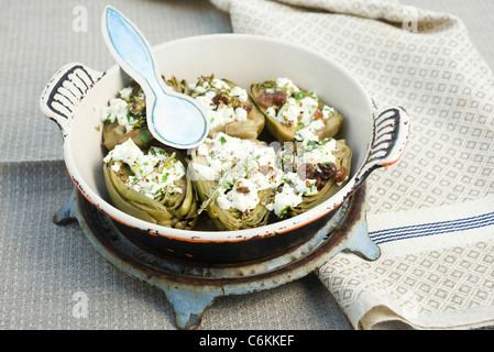 Artischocke gratiniert mit Ricotta und Kräutern Stockfoto