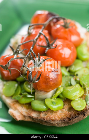 Toast mit Frühlingsgemüse Stockfoto