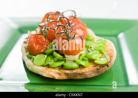 Toast mit Frühlingsgemüse Stockfoto