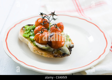 Toast mit Frühlingsgemüse Stockfoto