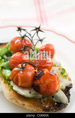 Toast mit Frühlingsgemüse Stockfoto