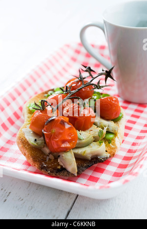 Toast mit Frühlingsgemüse Stockfoto