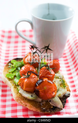 Toast mit Frühlingsgemüse Stockfoto