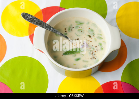 Dicke Bohnen mit Milch und Salbei Stockfoto