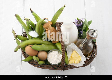 Dicke Bohnen mit Milch und Salbei Stockfoto