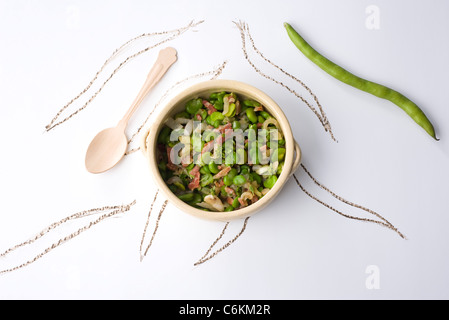 Dicke Bohnen mit Serrano-Schinken Stockfoto