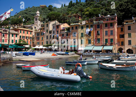 Fischerboote am malerischen Hafen von Fischerdorf Portofino, Ligurien di Levante, Italien, Ligurisches Meer, Mittelmeer, Europa Stockfoto