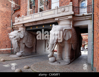 Elefantporten, das Elefantentor ist der Eingang von Valby Seite zum Bereich alte Brauerei Carlsberg in Kopenhagen, Dänemark. Stockfoto