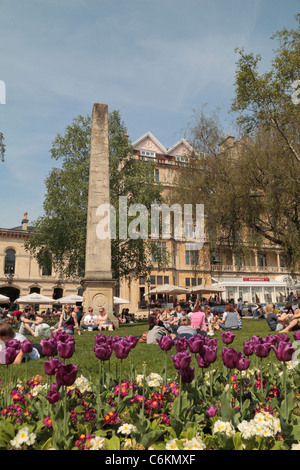 Besucher und einheimische Entspannung rund um den Obelisken in The Orange Grove, Bath, Großbritannien. Stockfoto