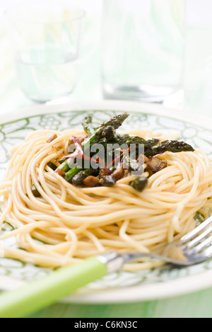 Spaghetti mit Spargel, Ingwer und Sojasauce Stockfoto