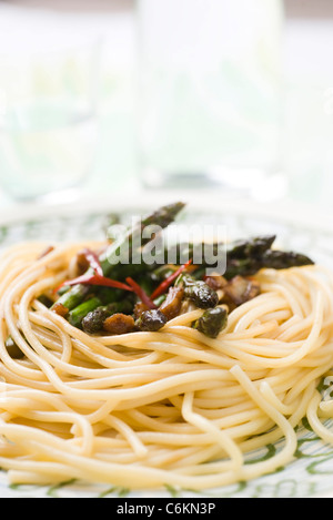 Spaghetti mit Spargel, Ingwer und Sojasauce Stockfoto