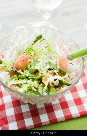 Spargelsalat mit Bohnen und rosa grapefruit Stockfoto