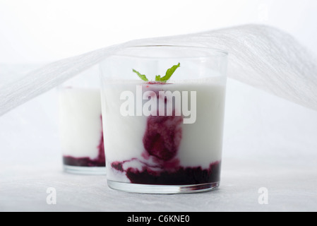 Samtige rote Fruchtjoghurt Stockfoto