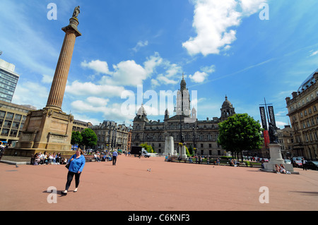 George Square Glasgow in Glasgow City Chambers und einer Statue von Sir Walter Scott Stockfoto