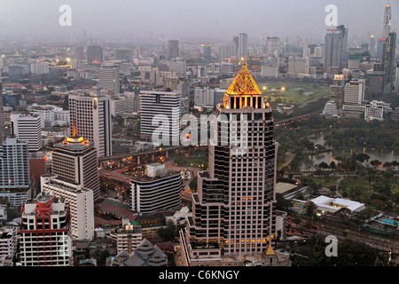 Skyline von Bangkok, Blick vom Banyan Baum auf dem Dach Vertigo & Moon Bar, Bangkok, Thailand Stockfoto