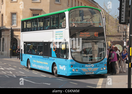 Fluggästen einen ungerade Down Bad Park & Ride Bus im Stadtzentrum von Bath, Somerset, England. Stockfoto